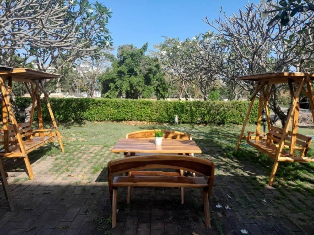 Creston Grand Hotel Suphan Buri Bagian luar foto