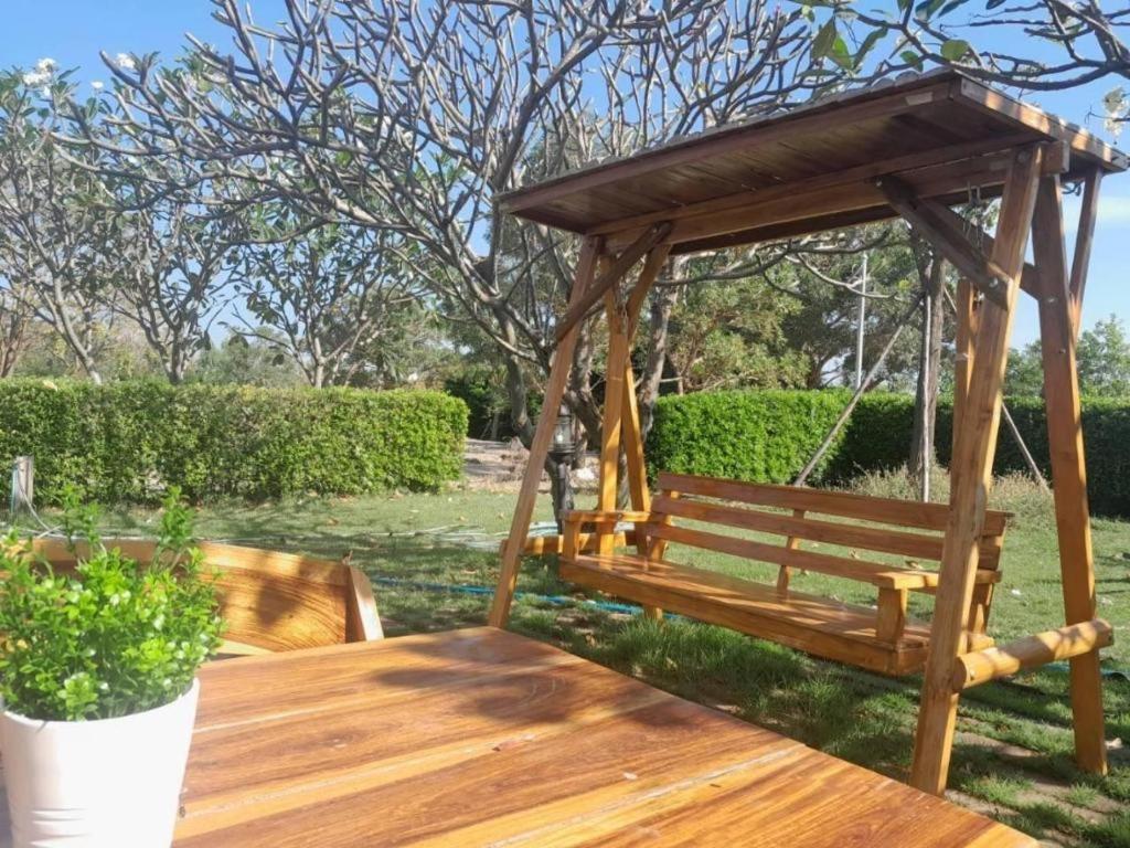 Creston Grand Hotel Suphan Buri Bagian luar foto